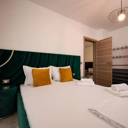 Waterfront Black Sea Five Star & Pool Apartman